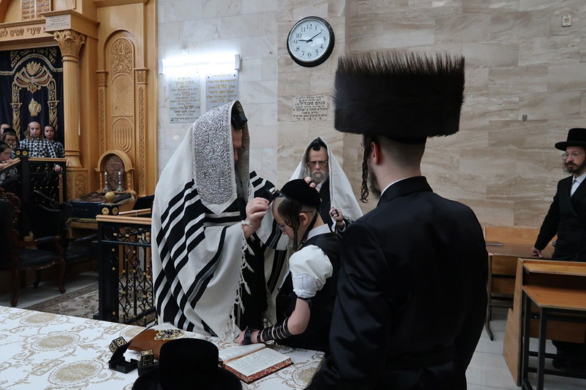 האדמו"ר מסערט ויז'ניץ ומודז'יץ בהנחת תפילין לנכדם