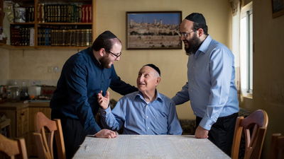 משפחה דתית מודאגת מהמצב של אבא