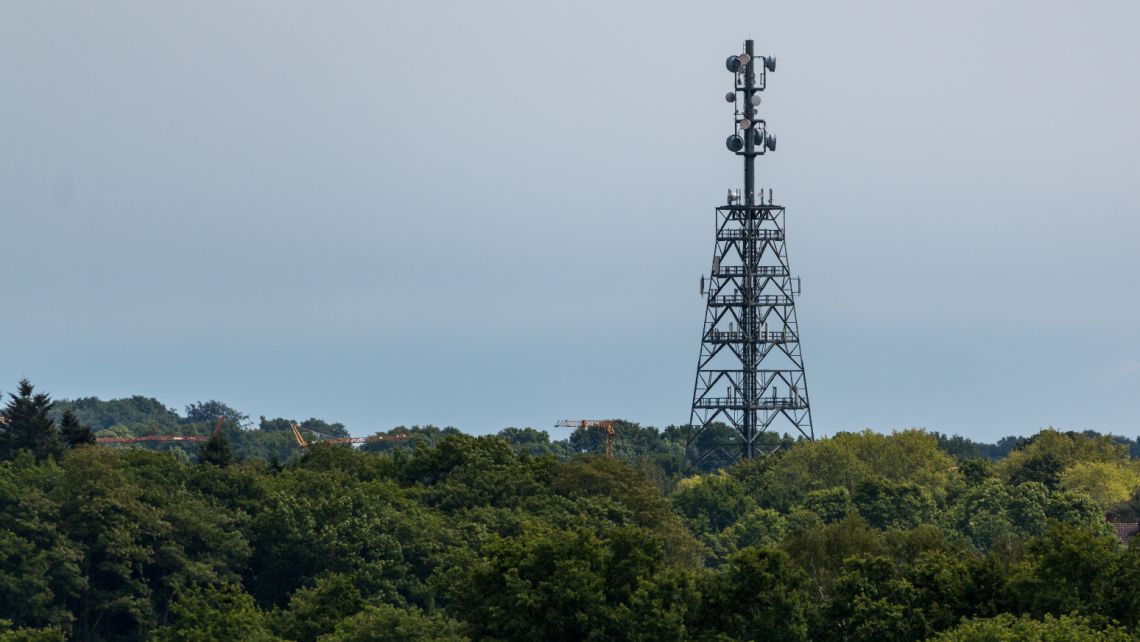 מתקני הריגול שנבנים בסמוך לפולין