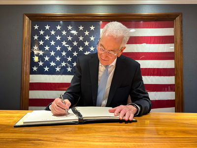 קושנר בתפקידו כשגריר