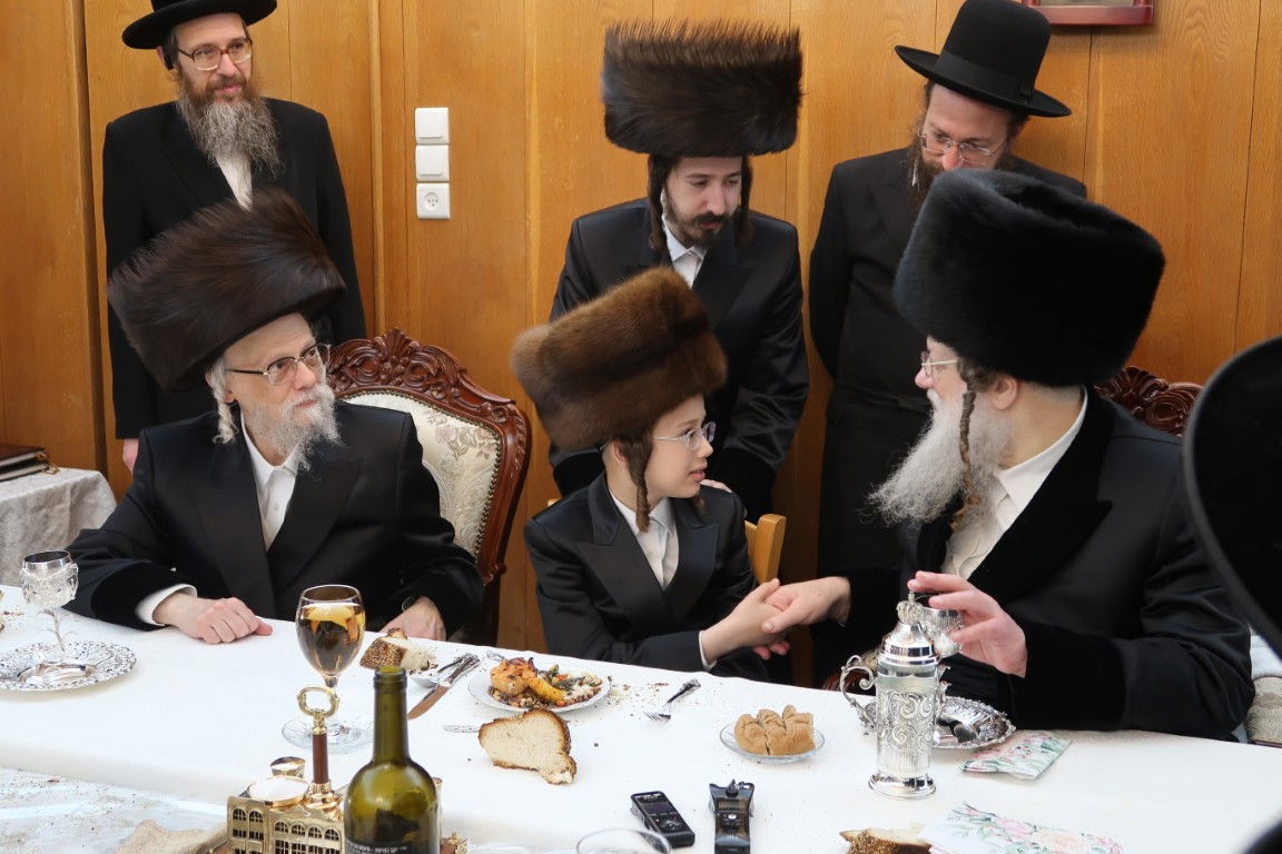 האדמו"רים מסערט ויז'ניץ ומודז'יץ בבר מצווה פנימי לנכדם