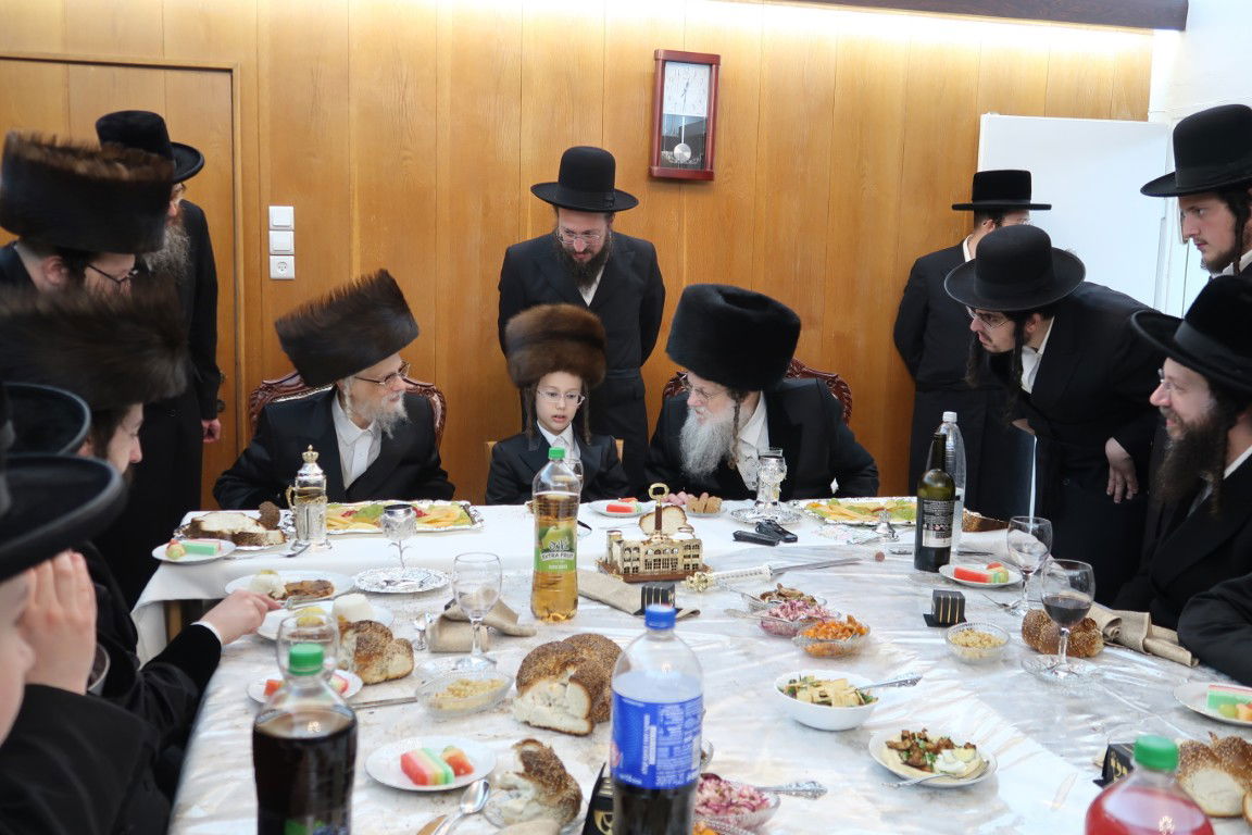 האדמו"רים מסערט ויז'ניץ ומודז'יץ בבר מצווה פנימי לנכדם