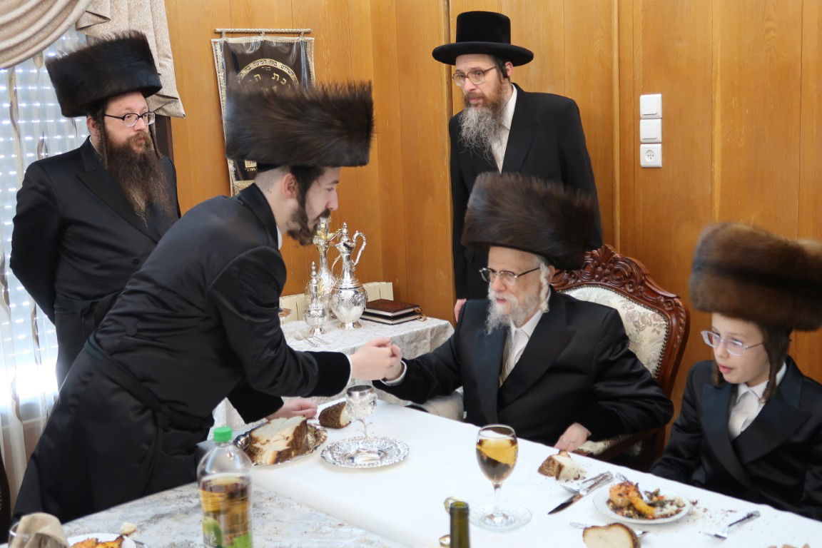 האדמו"רים מסערט ויז'ניץ ומודז'יץ בבר מצווה פנימי לנכדם