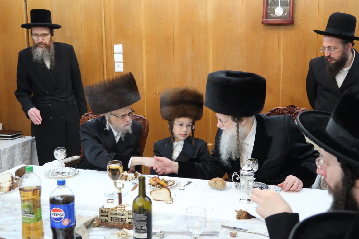 האדמו"רים מסערט ויז'ניץ ומודז'יץ בבר מצווה פנימי לנכדם