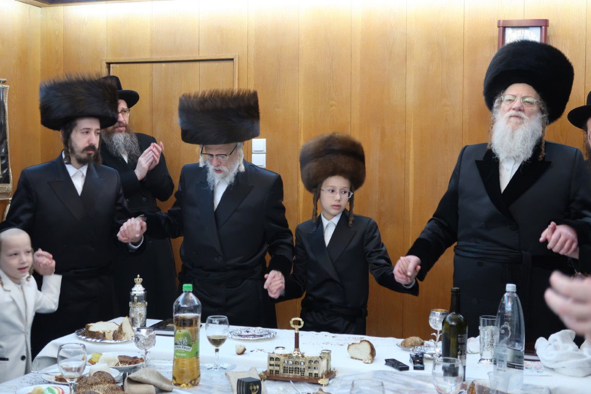 האדמו"רים מסערט ויז'ניץ ומודז'יץ בבר מצווה פנימי לנכדם