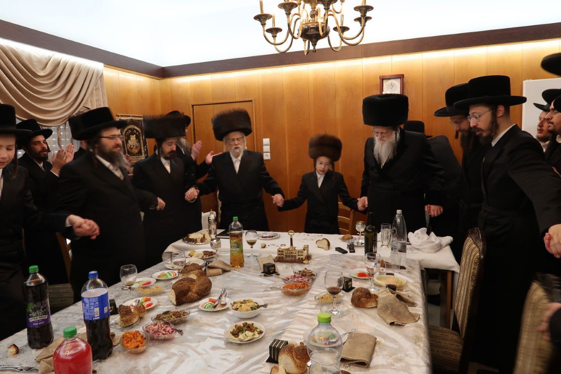 האדמו"רים מסערט ויז'ניץ ומודז'יץ בבר מצווה פנימי לנכדם