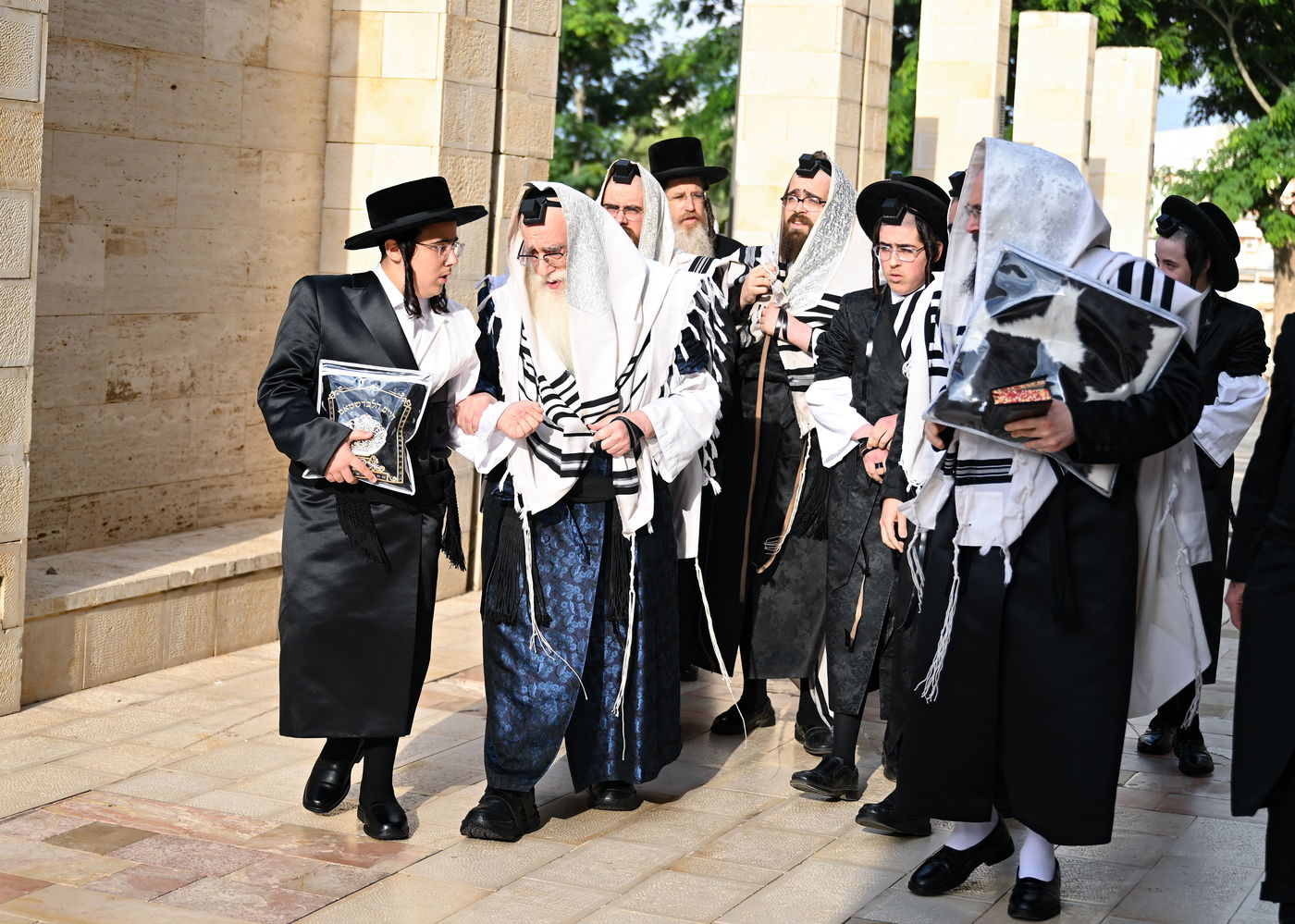 האדמו"ר מצאנז בדרכו לתפילת שחרית