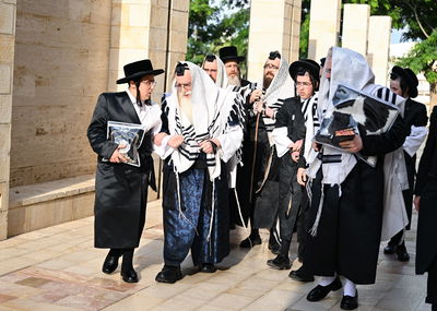 האדמו"ר מצאנז בדרכו לתפילת שחרית