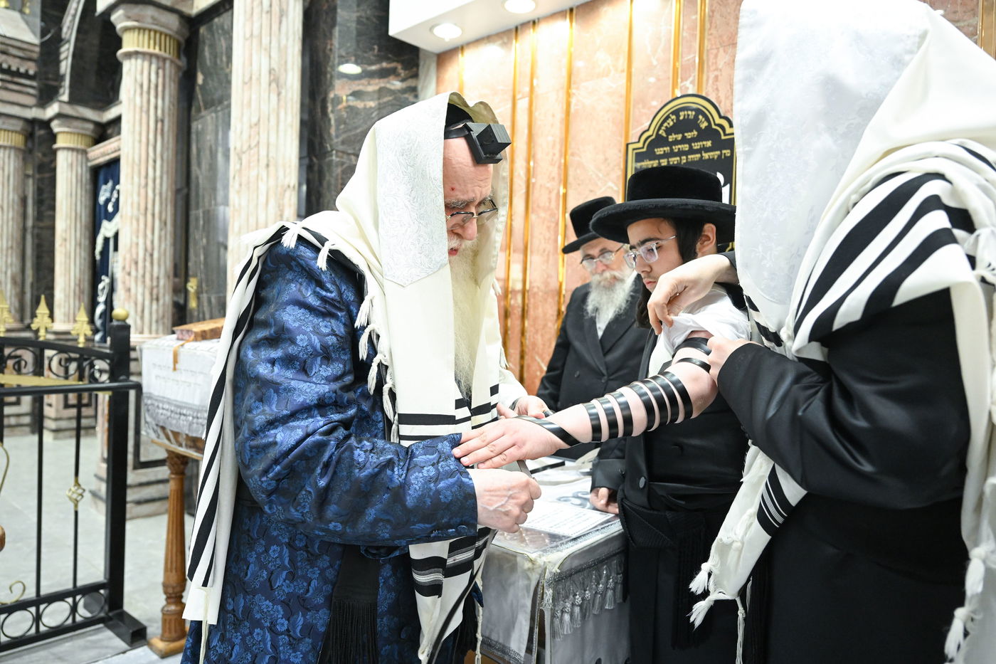 האדמו"ר מצאנז בהנחת תפילין לנכדו