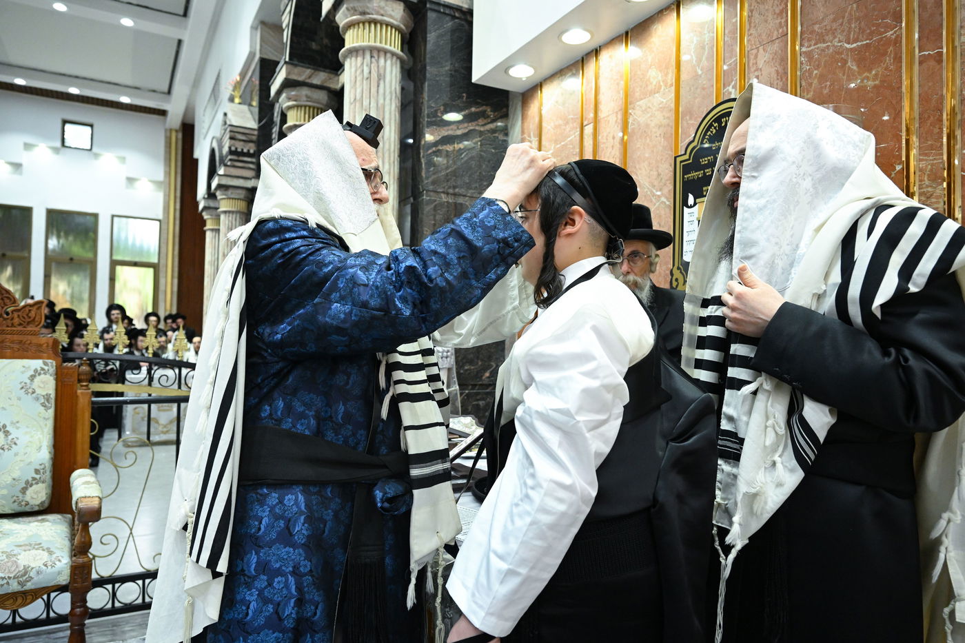 האדמו"ר מצאנז בהנחת תפילין לנכדו