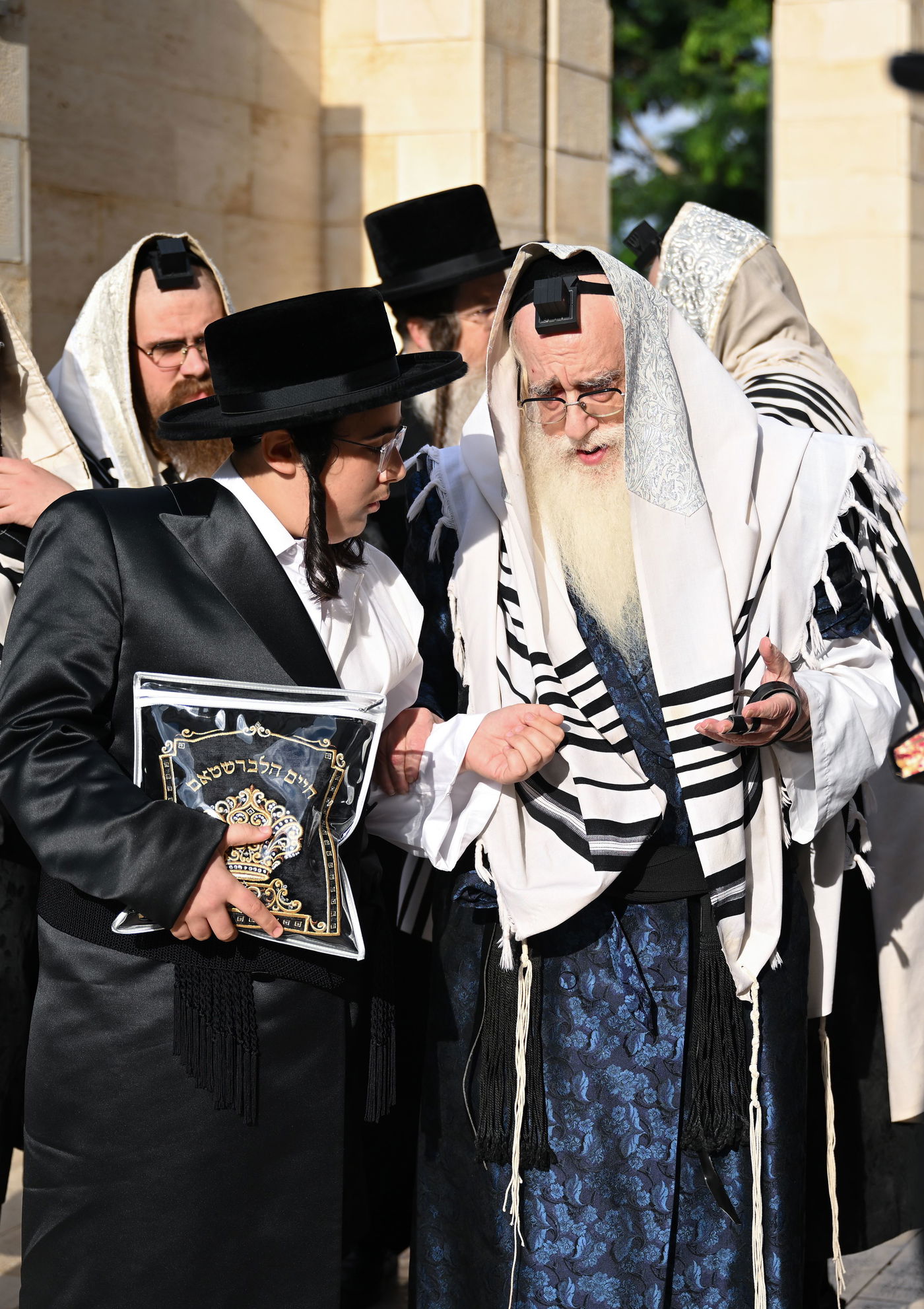 האדמו"ר מצאנז בדרכו לתפילת שחרית