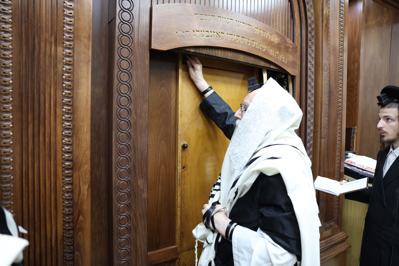 האדמו"ר מצאנז בפתיחת הארון