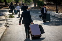 בחור ישיבה חוזר לבית תלמודו