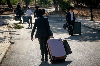 בחור ישיבה חוזר לבית תלמודו