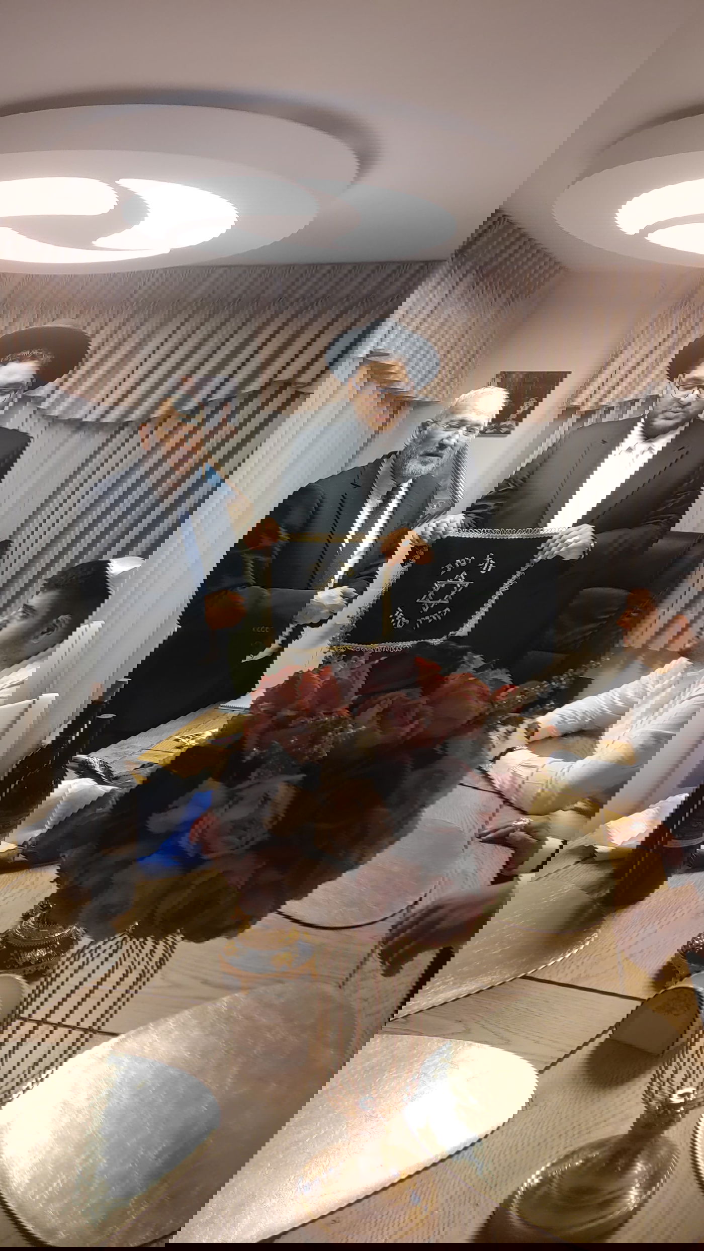 קצנברג עורך חופה בחזות חרדית