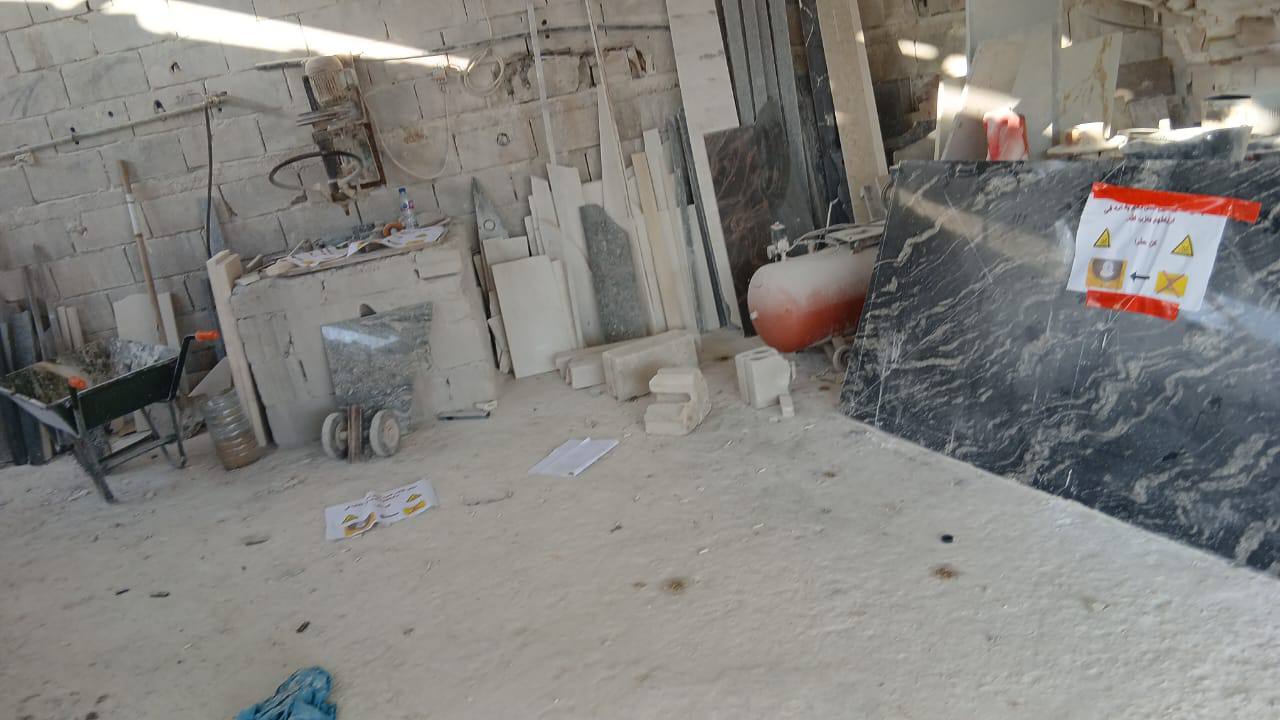 האזהרות בתוך המפעל