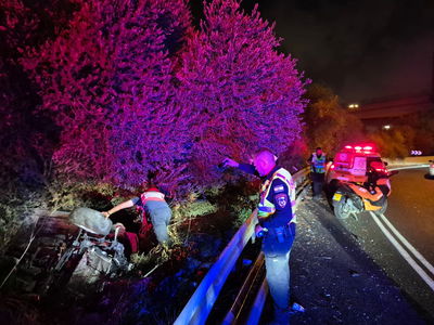 לכודים במונית הפוכה: כך חולצו ההלילה נוסעים בכביש הסמוך לנתב"ג