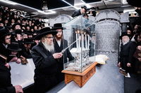 האדמו"ר מסאטמר בהדלקת הנרות על ציון בעל ה'ויואל משה' ביום ההילולא