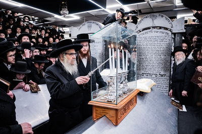 האדמו"ר מסאטמר בהדלקת הנרות על ציון בעל ה'ויואל משה' ביום ההילולא