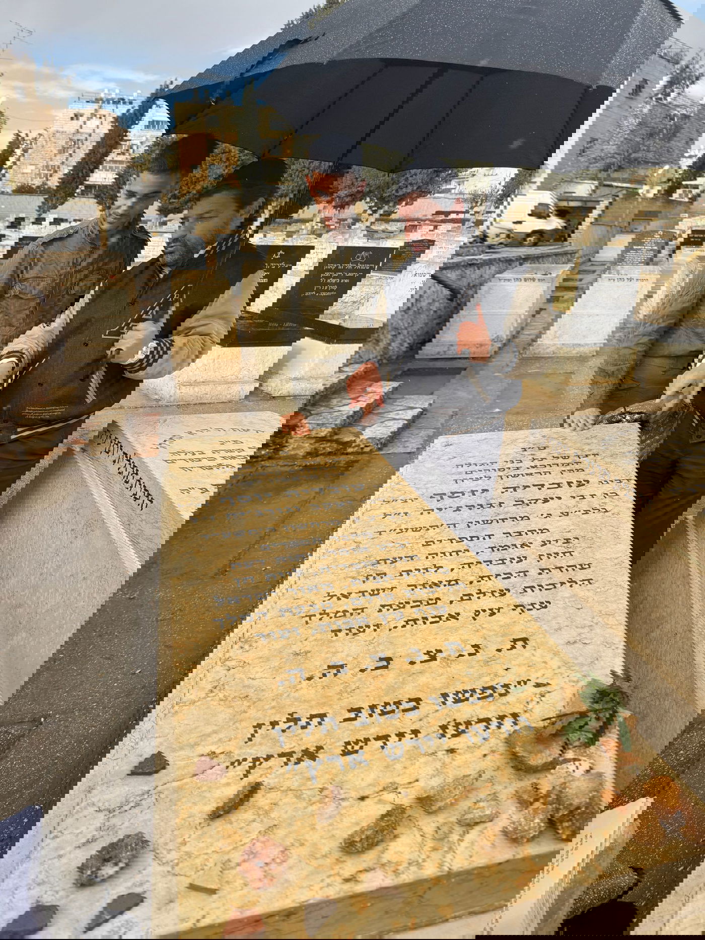 על קבר מרן הרב עובדיה זצ"ל