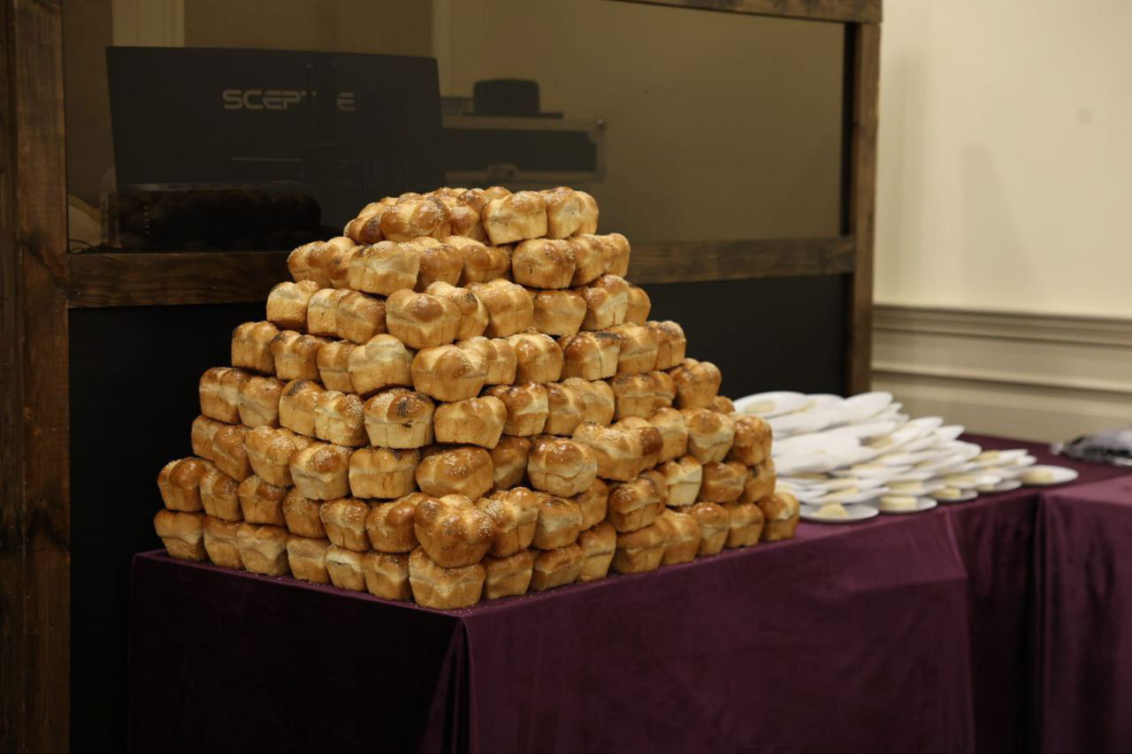 הלחמניות בסמוך למקום נטילת הידיים