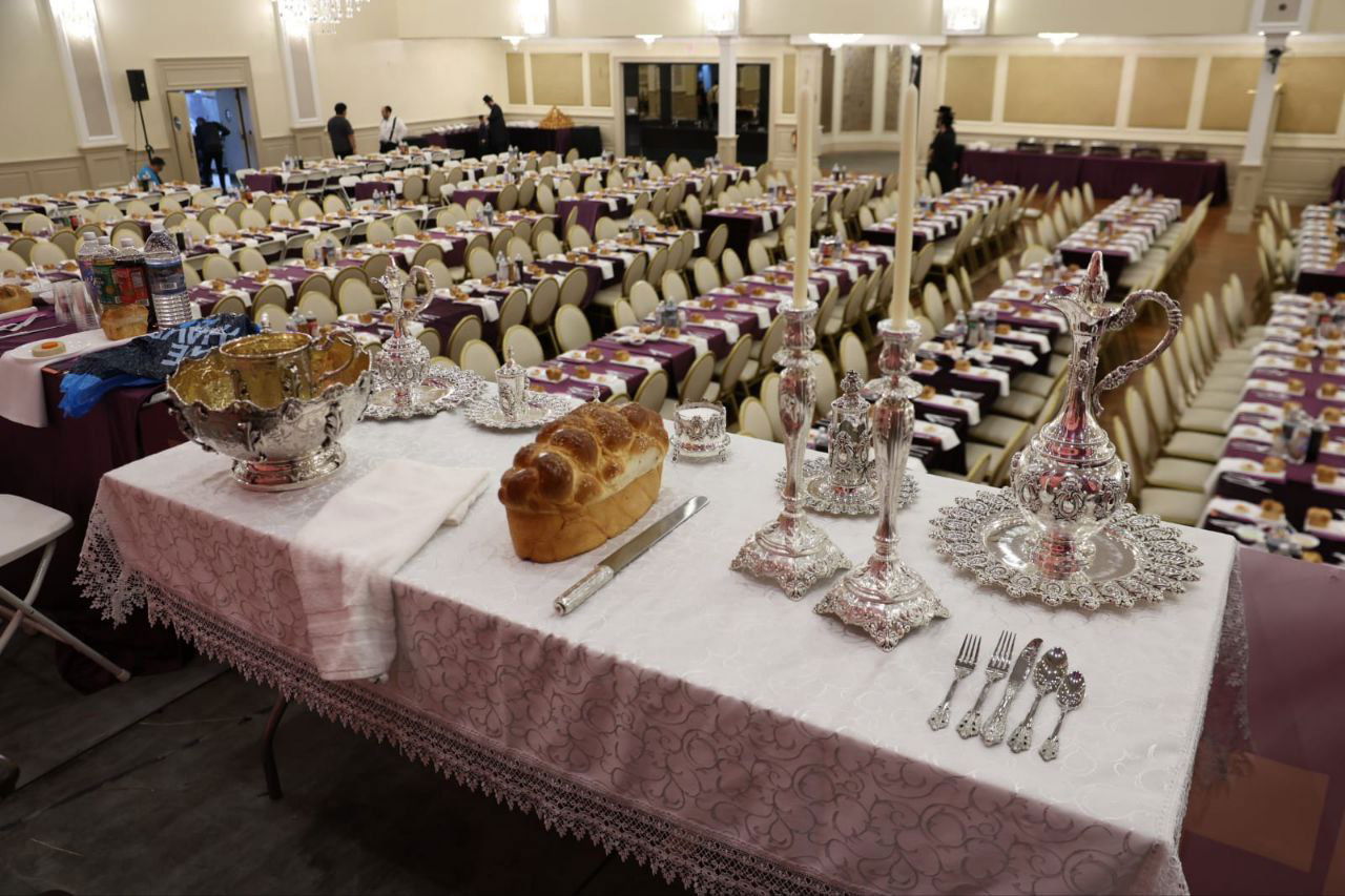 כלי כסף מוכנים על השולחן