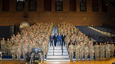 חיילי המשמר הלאומי עם שר ההגנה בוושינגטון