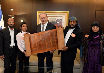 ראש הממשלה עם ספר התורה העתיק מקלף עור צבי