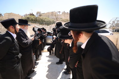 האדמו"ר מויז'ניץ בתפילה בציון ה'דמשק אליעזר' ב'הר הזיתים'