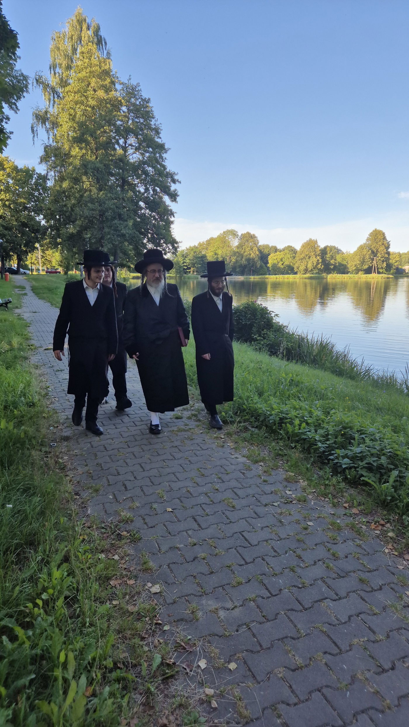 האדמו"ר מביאלה ב"ב בימי מנוחה בעיירת פשיסחא שבפולין