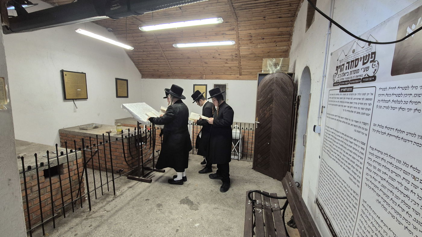 האדמו"ר מביאלה ב"ב בימי מנוחה בעיירת פשיסחא שבפולין