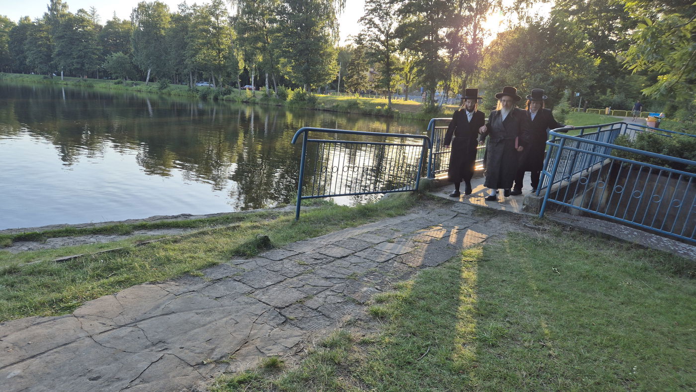 האדמו"ר מביאלה ב"ב בימי מנוחה בעיירת פשיסחא שבפולין