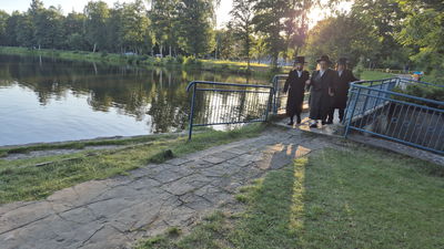 האדמו"ר מביאלה ב"ב בימי מנוחה בעיירת פשיסחא שבפולין