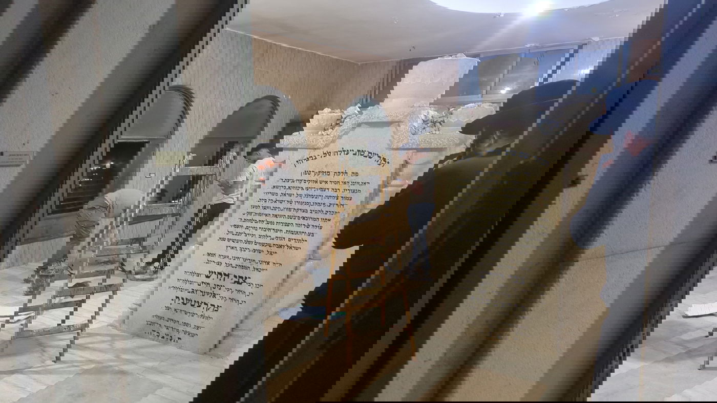 חפירת הקבר באוהל בית קרעטשניף כפי הוראת אחיו, האדמו"ר 