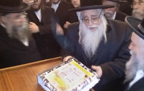 ארבעים ימים רצופים יעמדו שלוחי ועד הרבנים ויעתירו עבורנו בתפילה במקומות הקדושים