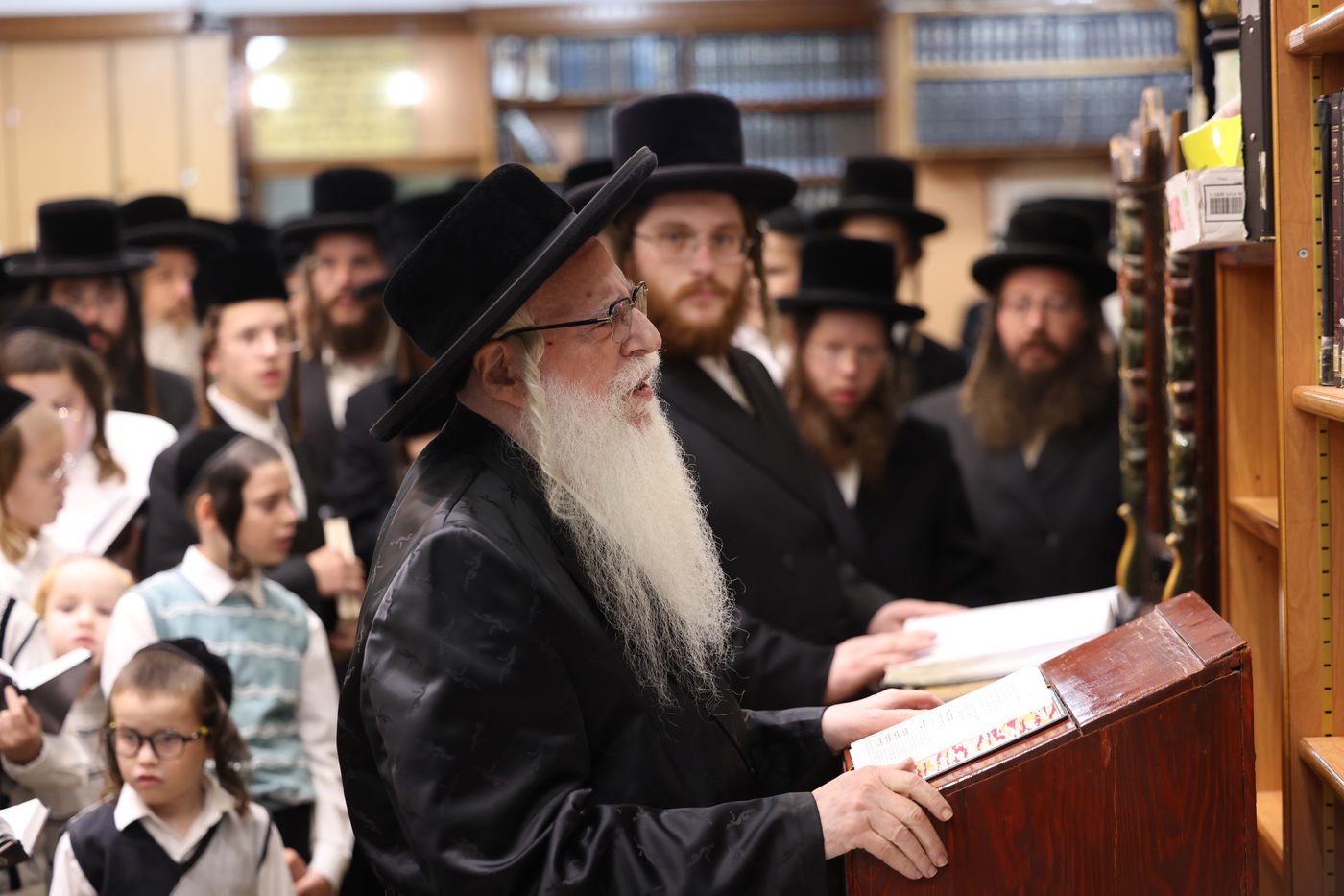 האדמו"ר מצאנז בקבלת קהל בעיה"ק צפת