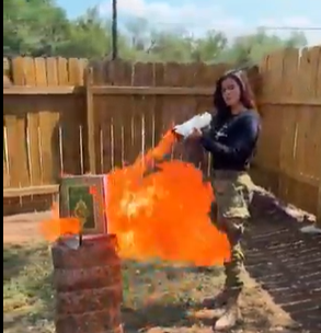 ולנטינה גומז שורפת את הקוראן - המועמדת הרפובליקנית במהלך סרטון הקמפיין 