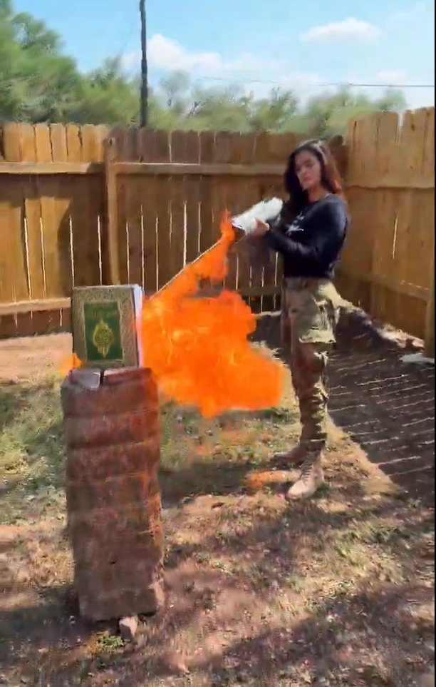 שורפת את הקוראן - המועמדת הרפובליקנית במהלך סרטון הקמפיין 