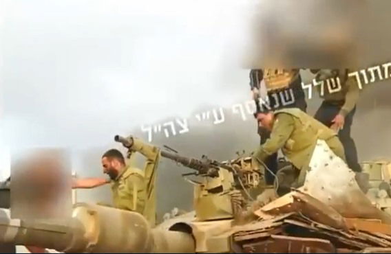 הלוחמים על הטנק