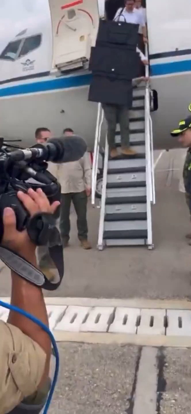 נשיא קולומביה, גוסטבו פטרו, יוצא ממטוס תחת אבטחה