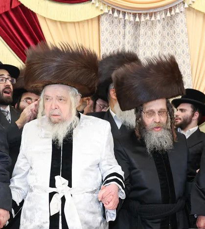 האדמו"ר מקרעטשניף סיגעט זצ"ל, עם בנו האדמו"ר החדש 