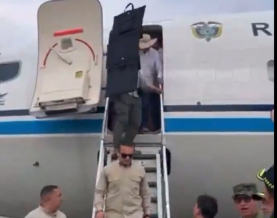 נשיא קולומביה, גוסטבו פטרו, יוצא ממטוס תחת אבטחה