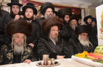 האדמו"ר מביאלה ב"ב יושב בתווך בין שני גיסיו האדמו"רים