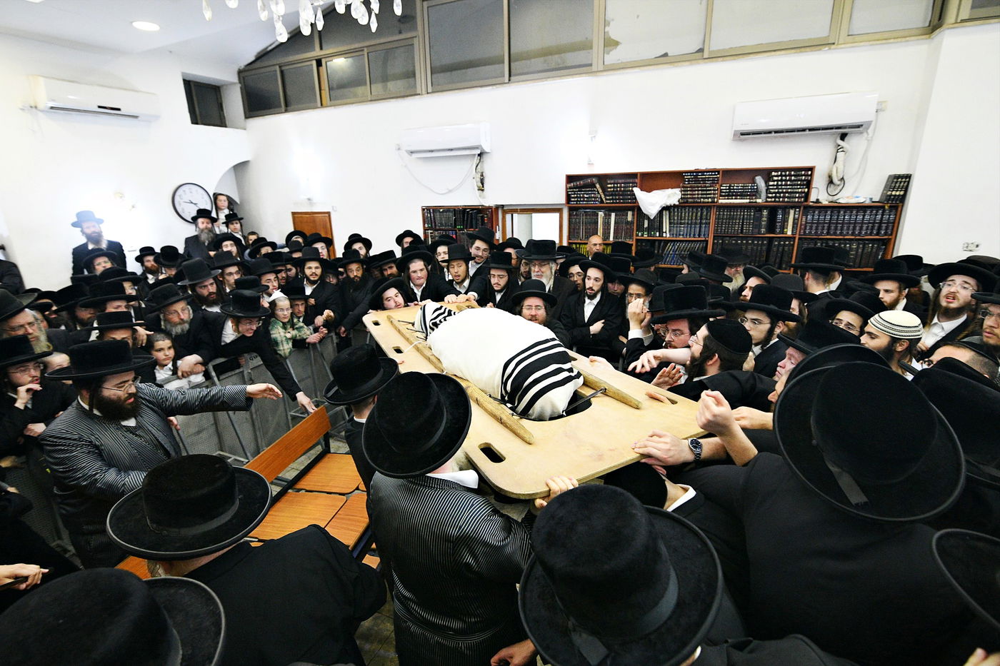 מסע הלויית האדמו"ר מקרעטשניף סיגעט זצ"ל