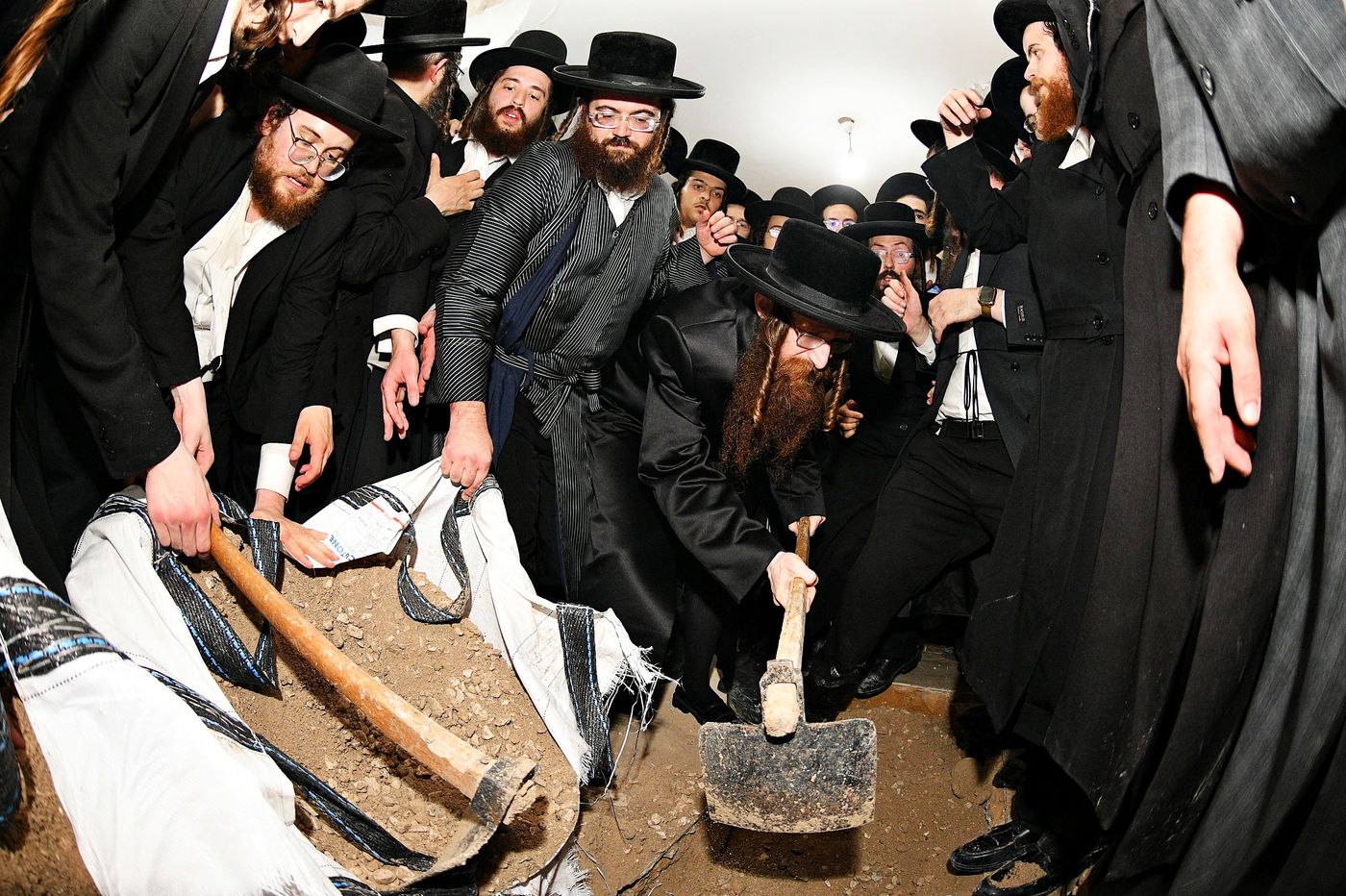 מסע הלויית האדמו"ר מקרעטשניף סיגעט זצ"ל