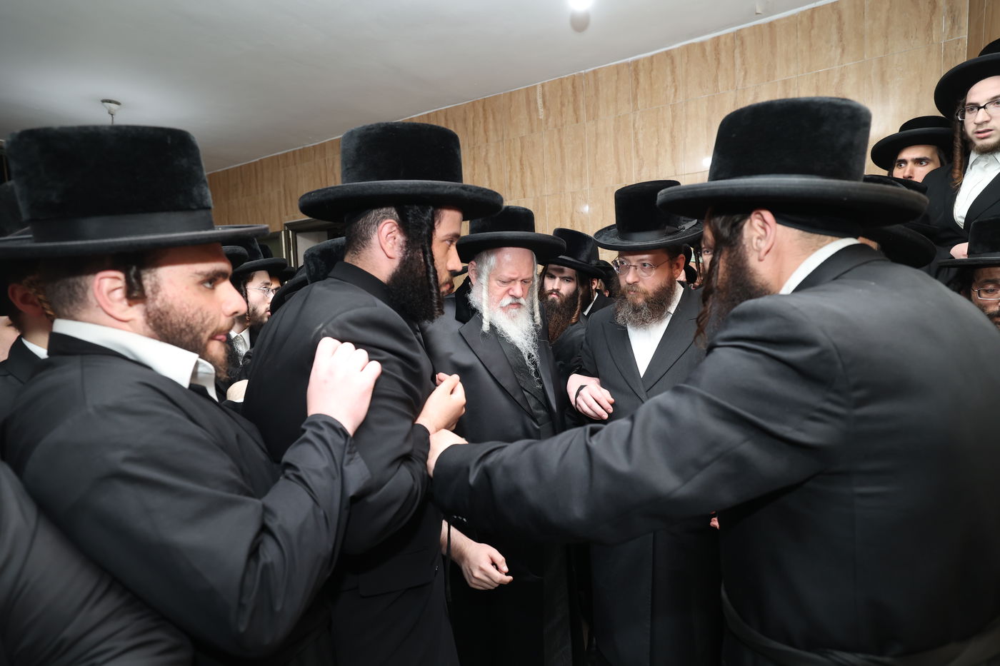 מסע הלויית האדמו"ר מקרעטשניף סיגעט זצ"ל