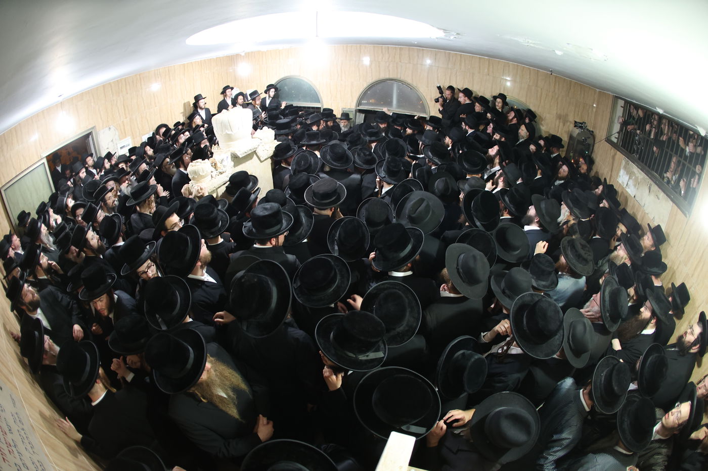 מסע הלויית האדמו"ר מקרעטשניף סיגעט זצ"ל