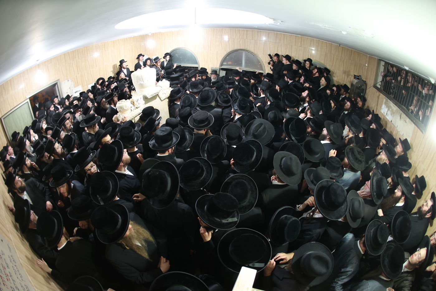 מסע הלויית האדמו"ר מקרעטשניף סיגעט זצ"ל