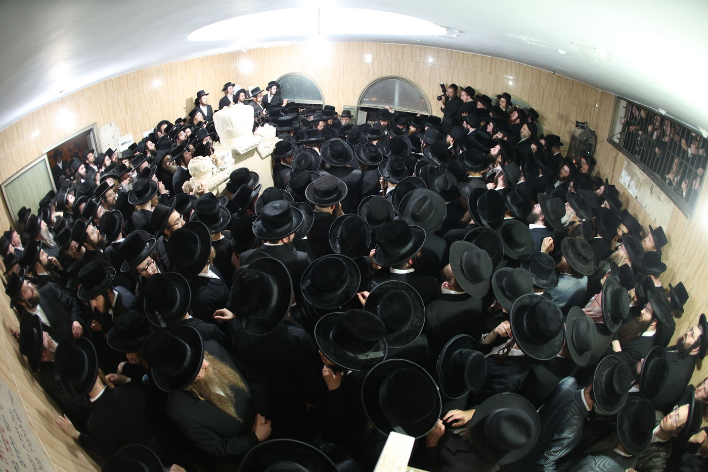 מסע הלויית האדמו"ר מקרעטשניף סיגעט זצ"ל