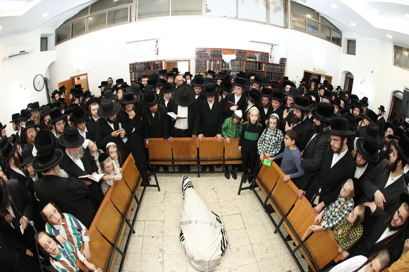 מסע הלויית האדמו"ר מקרעטשניף סיגעט זצ"ל